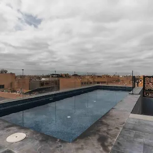 Rooftop Pool, Bright & Cozy In City Center Appartement